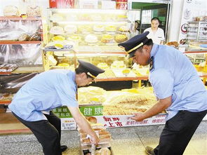 执法人员对宁河食品经营场所突击检查发现 过期食品销售涉五大问题